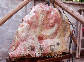 一块重达一吨多的寿山石运抵探索者工作室