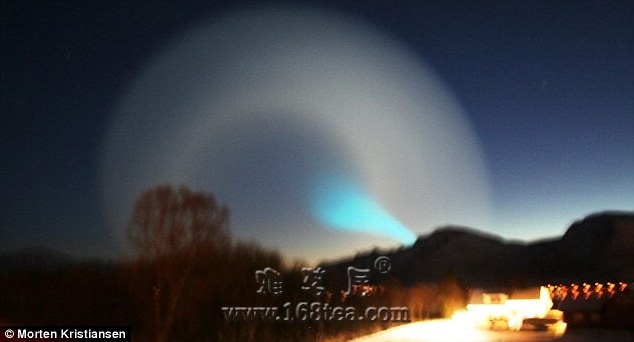 组图：挪威北部夜空惊现神秘漩涡状光圈(2009-12-12 07:40:14)