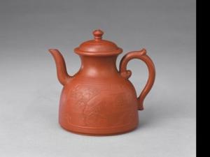 清乾隆宜兴窑紫砂泥绘纹茶壶