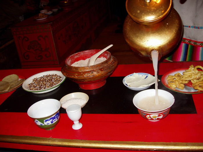 饮茶风俗--西藏人喝酥油茶的礼节